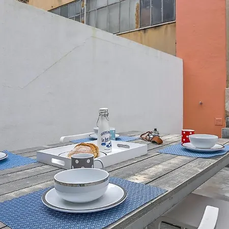 Plum Guide - The Hillside Nest Lisbon